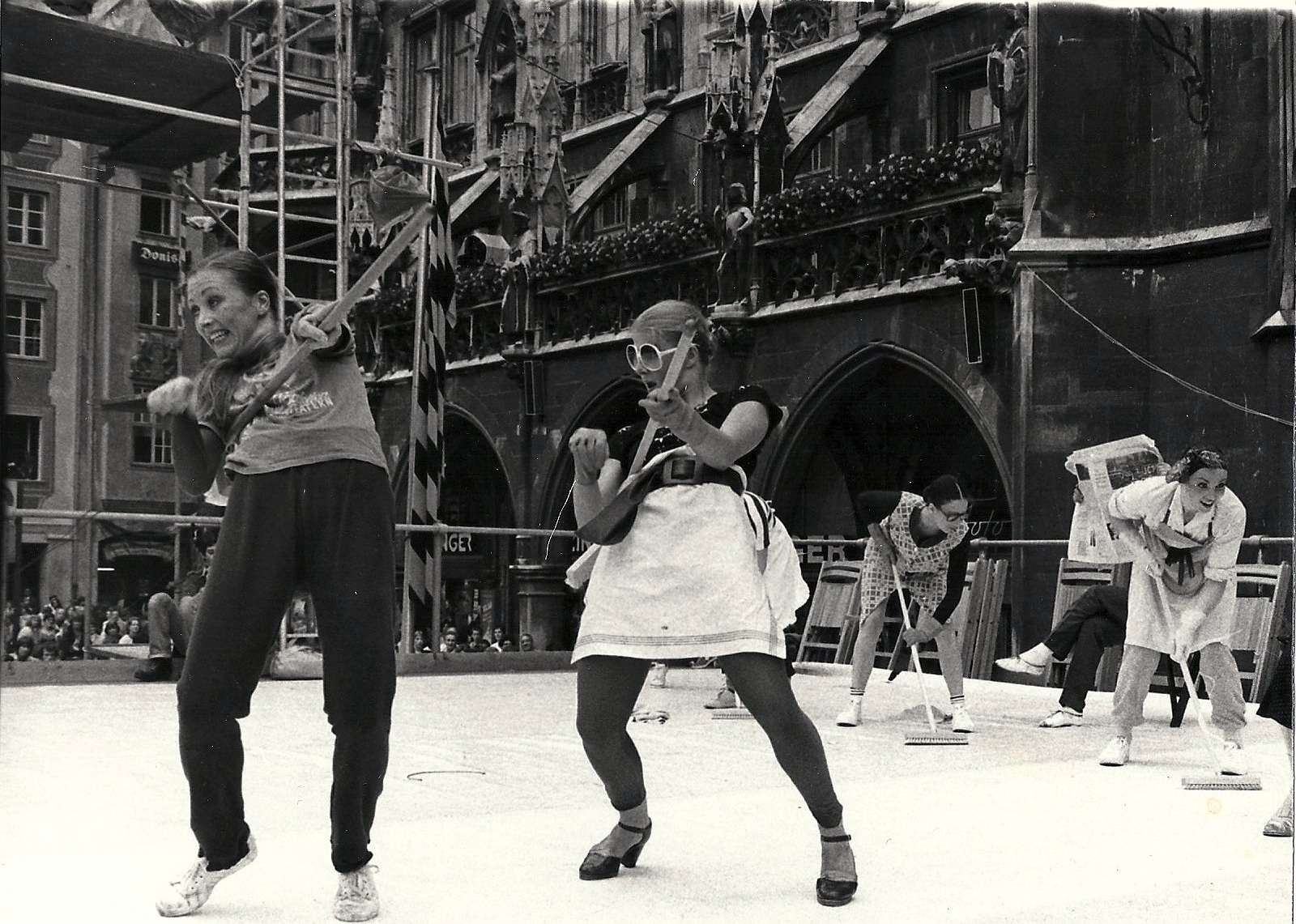 Jessica Iwanson und Barbara Kaufmann auf dem Marienplatz