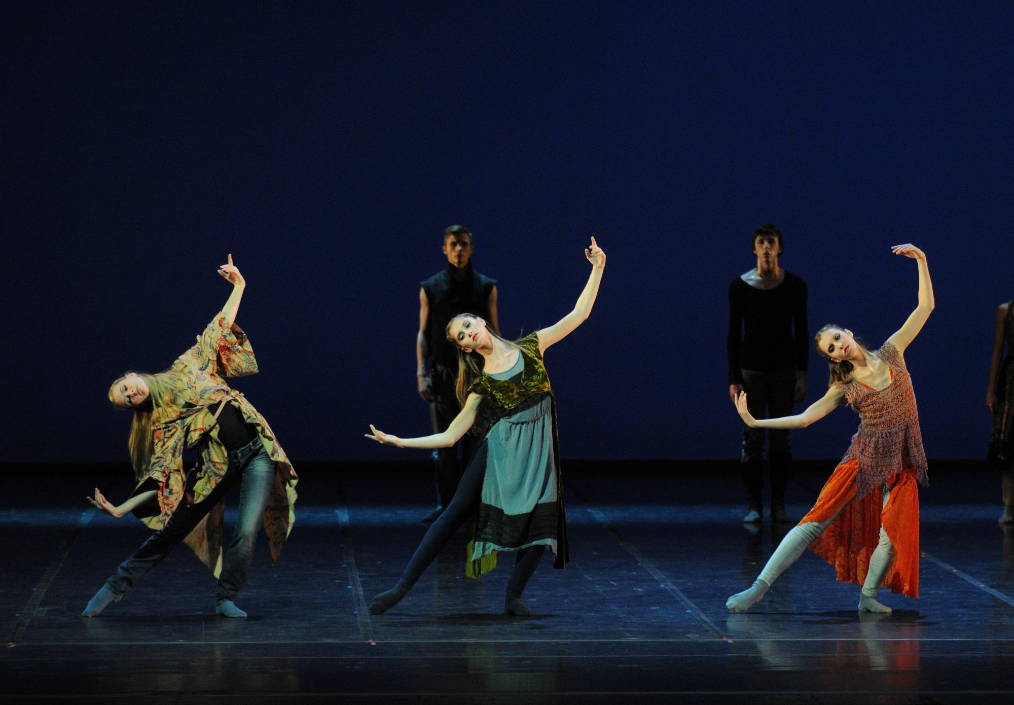 „Lauda“ von Norbert Graf und Simone Sandroni. Tanz: Anna-Lena Uth, Marta Cerioli und Laura Moreno Gasulla bei der Matinee der Heinz-Bosl-Stiftung