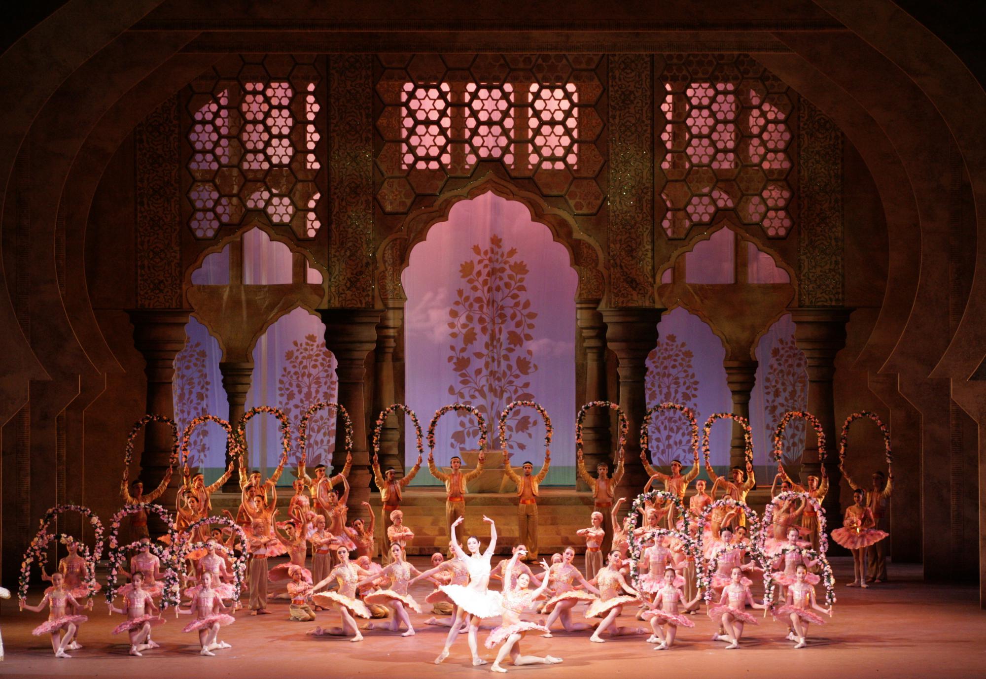 „Le Corsaire“ mit Natalia Kalinitchenko, Lisa-Maree Cullum und dem Kinderensemble
