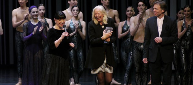 Irène Lejeune überreicht einen ihrer jährlichen Ballettpreise an Bettina Wagner-Bergelt