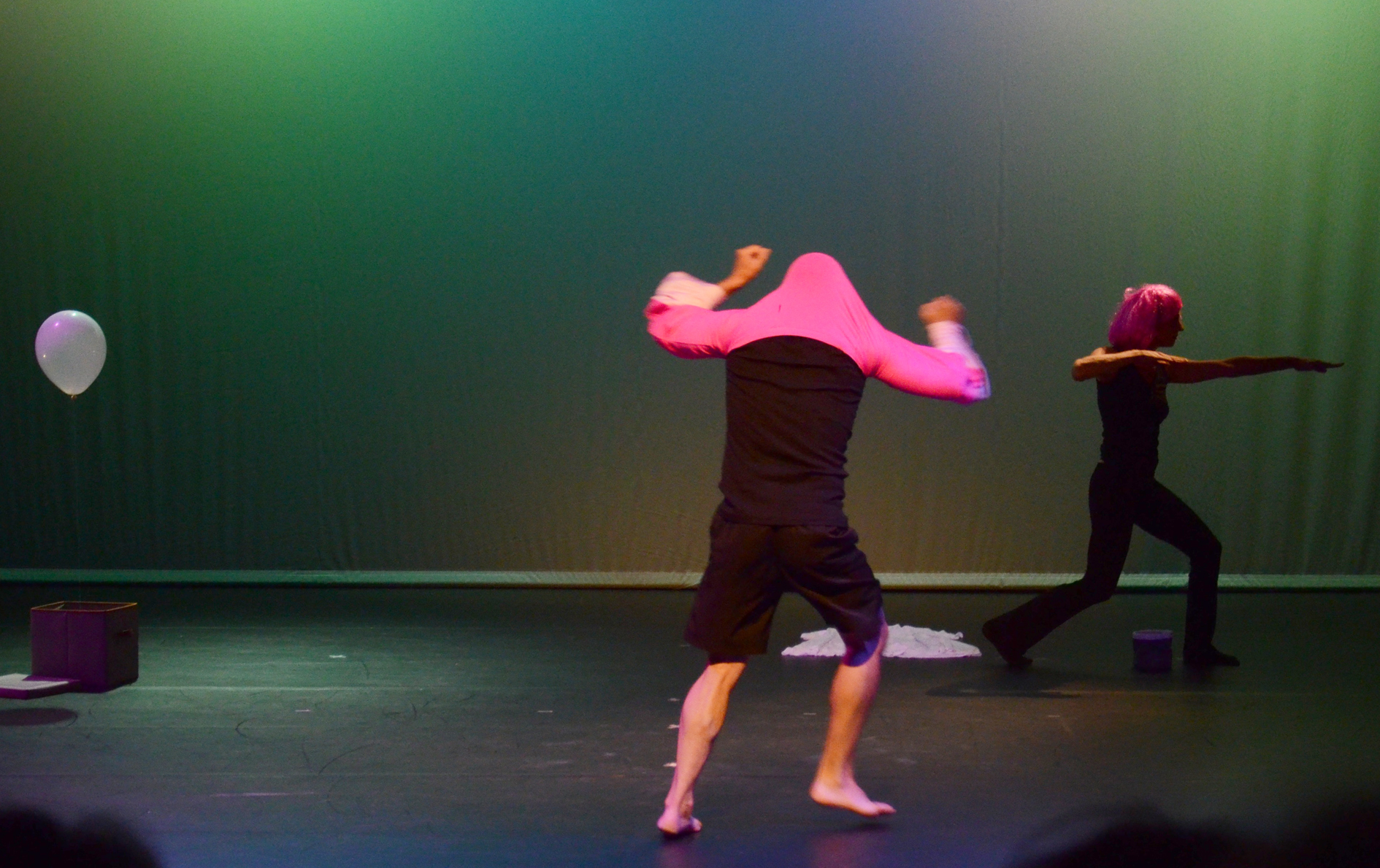 „NEONlichtgefühle“ von Ute Steinberger. Tanz: Ute Steinberger und Andreas Schlögl