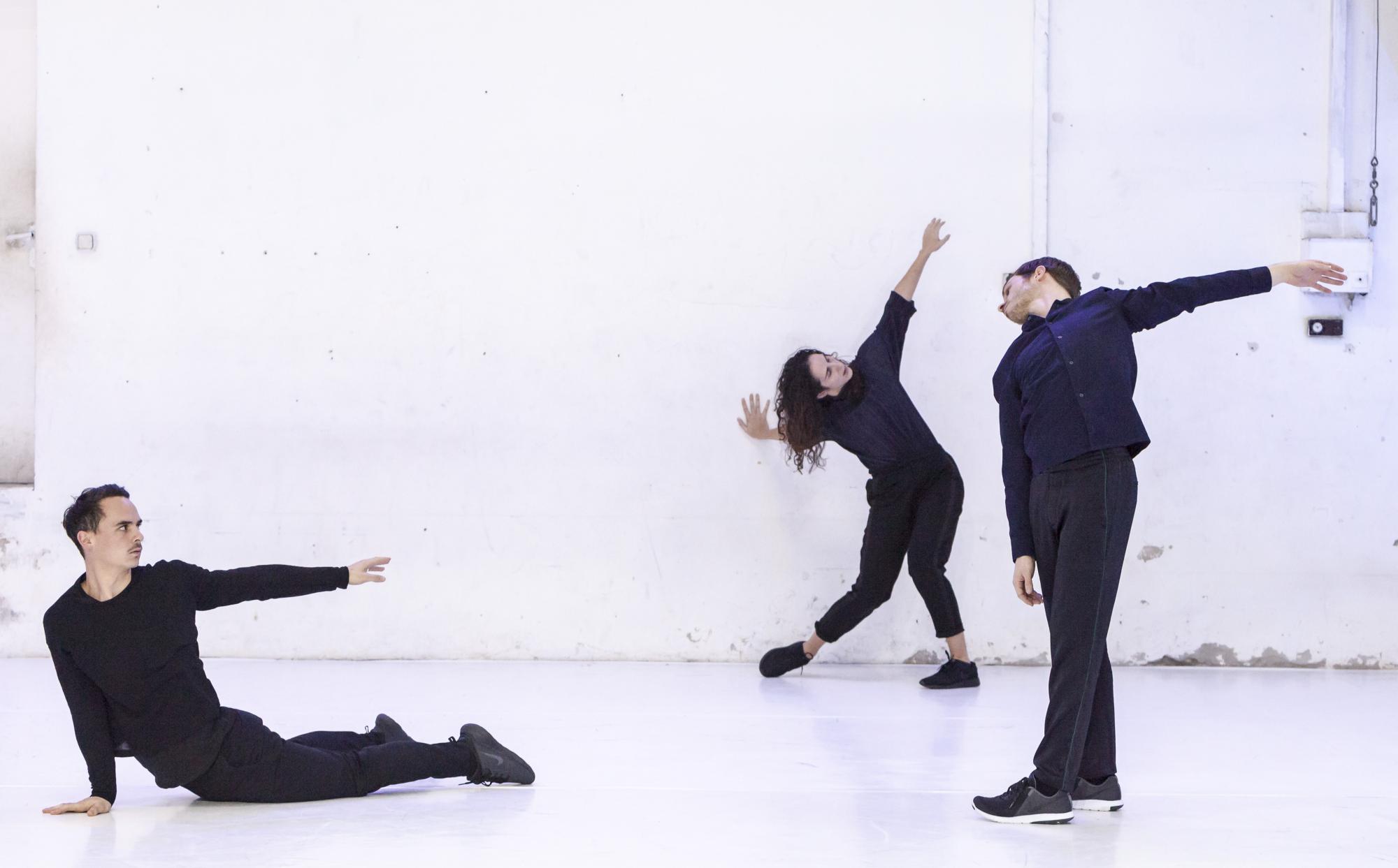 „TEXT NECK“ von Moritz Ostruschnjak 