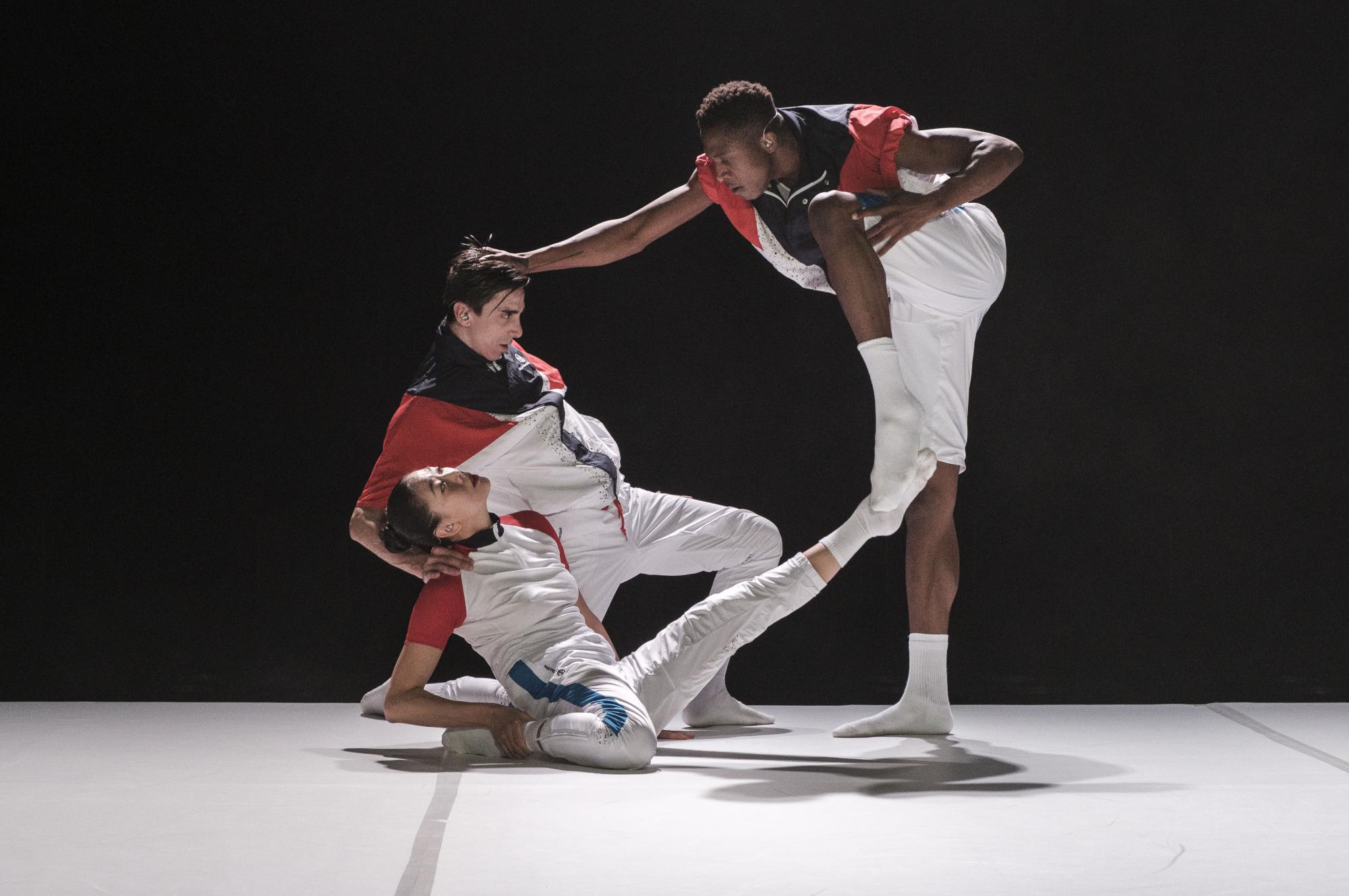 „Shifting Perspective“ von Diego Tortelli. Tanz: Jin Young Won, Cristian Cucco, Corey Scott-Gilbert