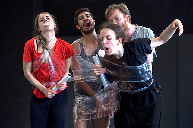 „Mondo Paradiso“ von Posterino Dance Company. Tanz: Annalisa Piccolo, Bernardo Pereira Ribeiro, Clara Plausteiner, Gabriel Wanka