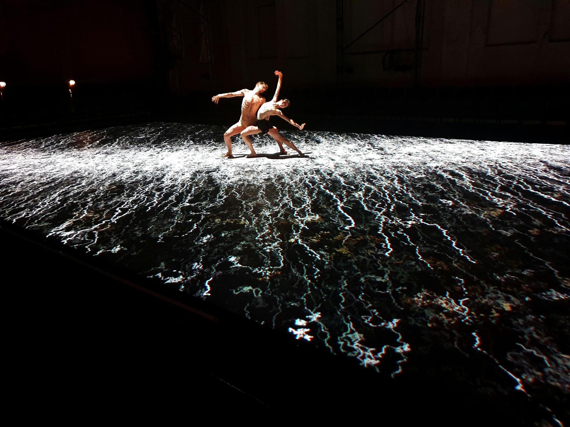 „Duo“ von Nanine Linning. Tanz: M. Dilaghi &amp; V. Segova