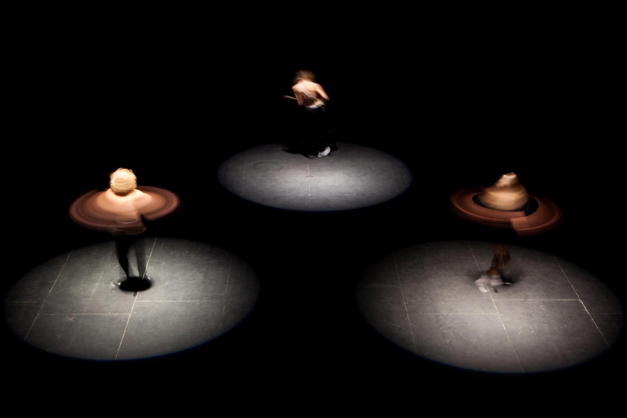 „Ghost Writer and the Broken Hand Break“ von Miet Warlop