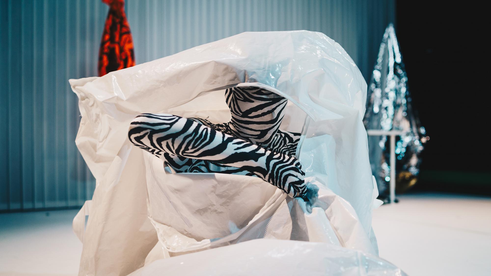 „How to get rid of a body. A magic manual“ von Léonard Engel