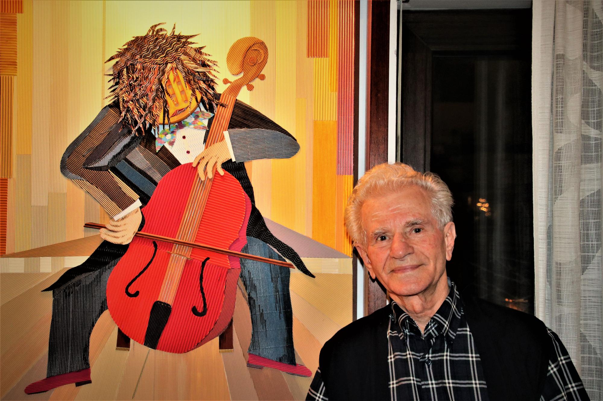 Ivan Sertić vor seiner Collage, dem Cellospieler