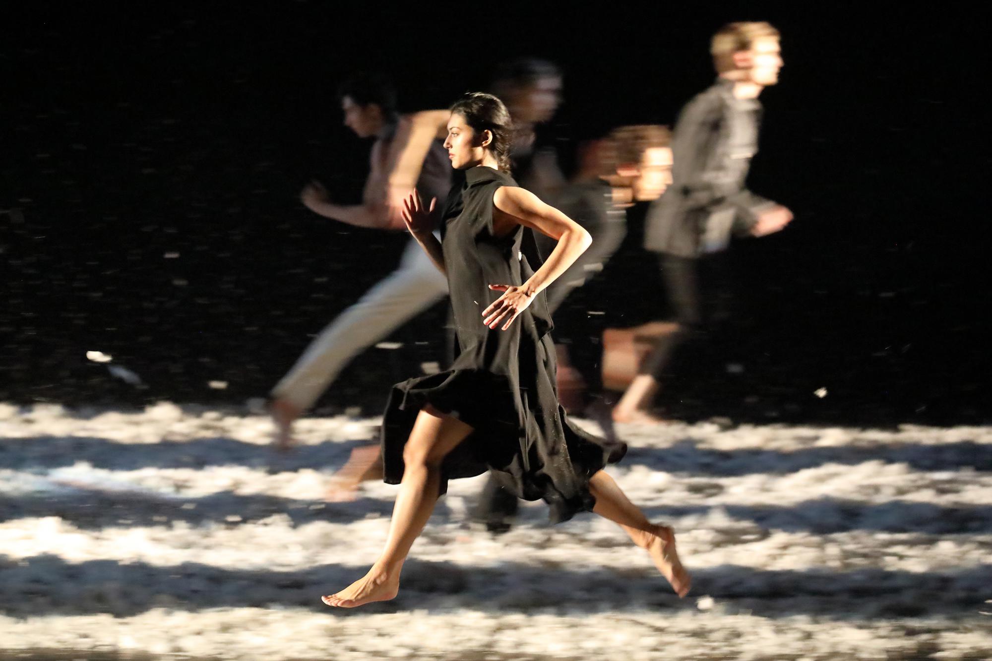 Bayerisches Junior Ballett München: Anna Greenberg in „UnHeaven“ von Martina La Ragione