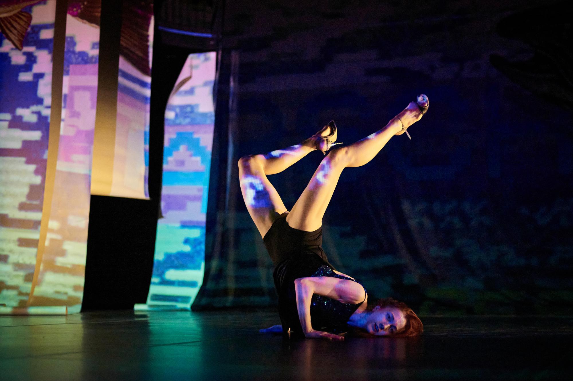 „Asymmetrical Encounters“ von Rosalie Wanka