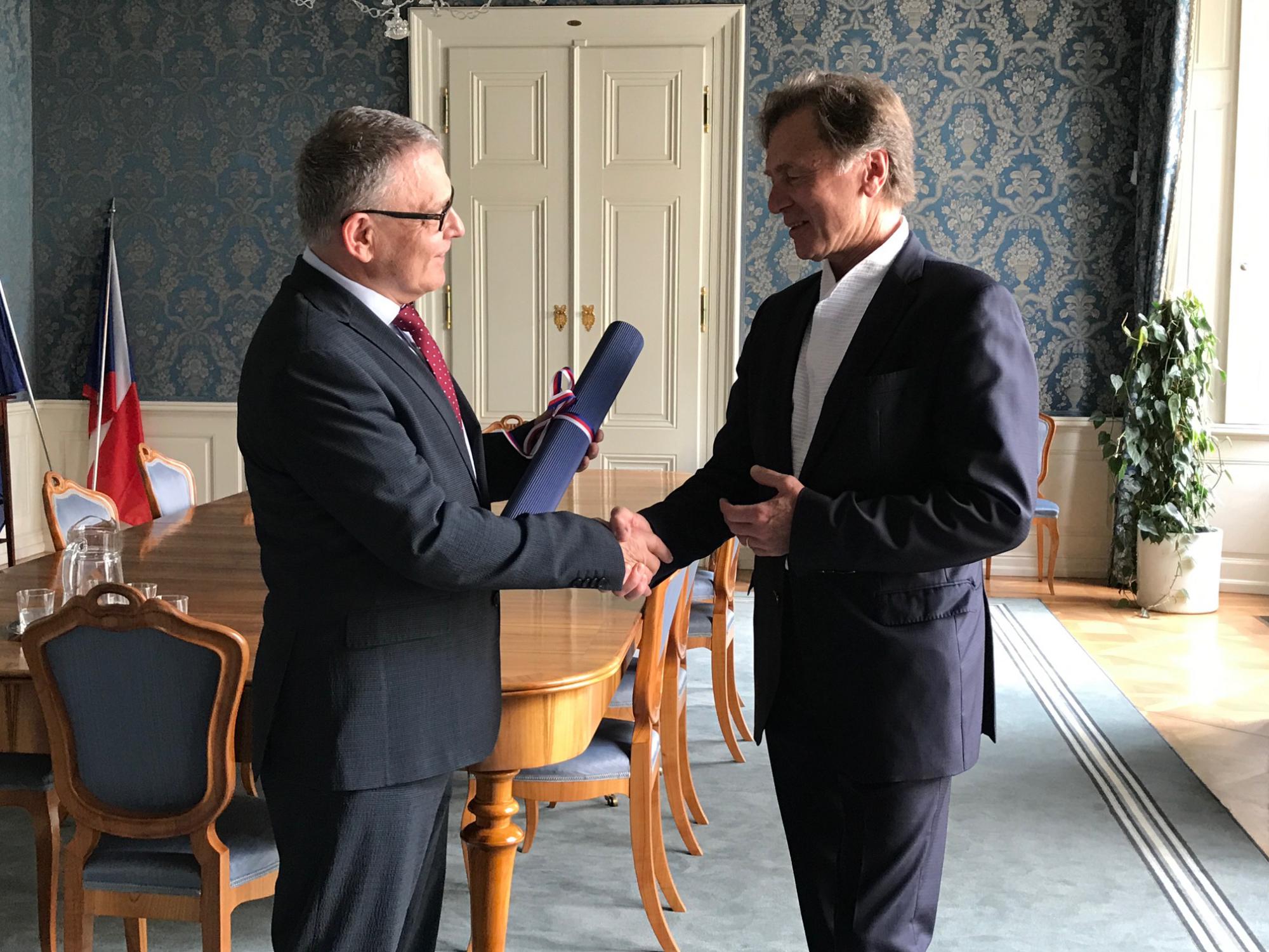 Minister Kulhánek überreicht Artis Bohemiae Amicis an Ivan Liška