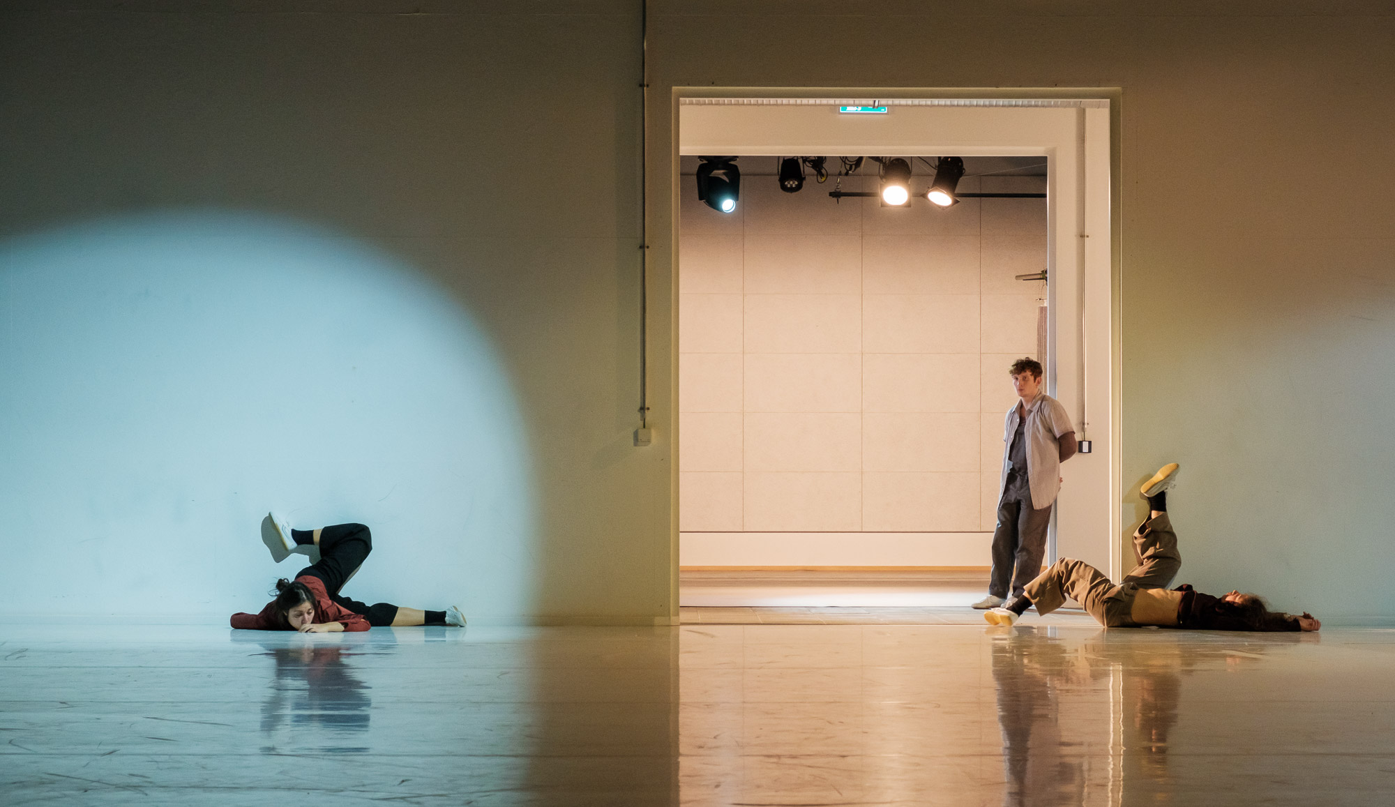 „100.80.40 – rats in the living room /études pathétiques“ von Micha Purucker. Tanz: Aurora Bonetti, Linus Jansner, Polina Sonis