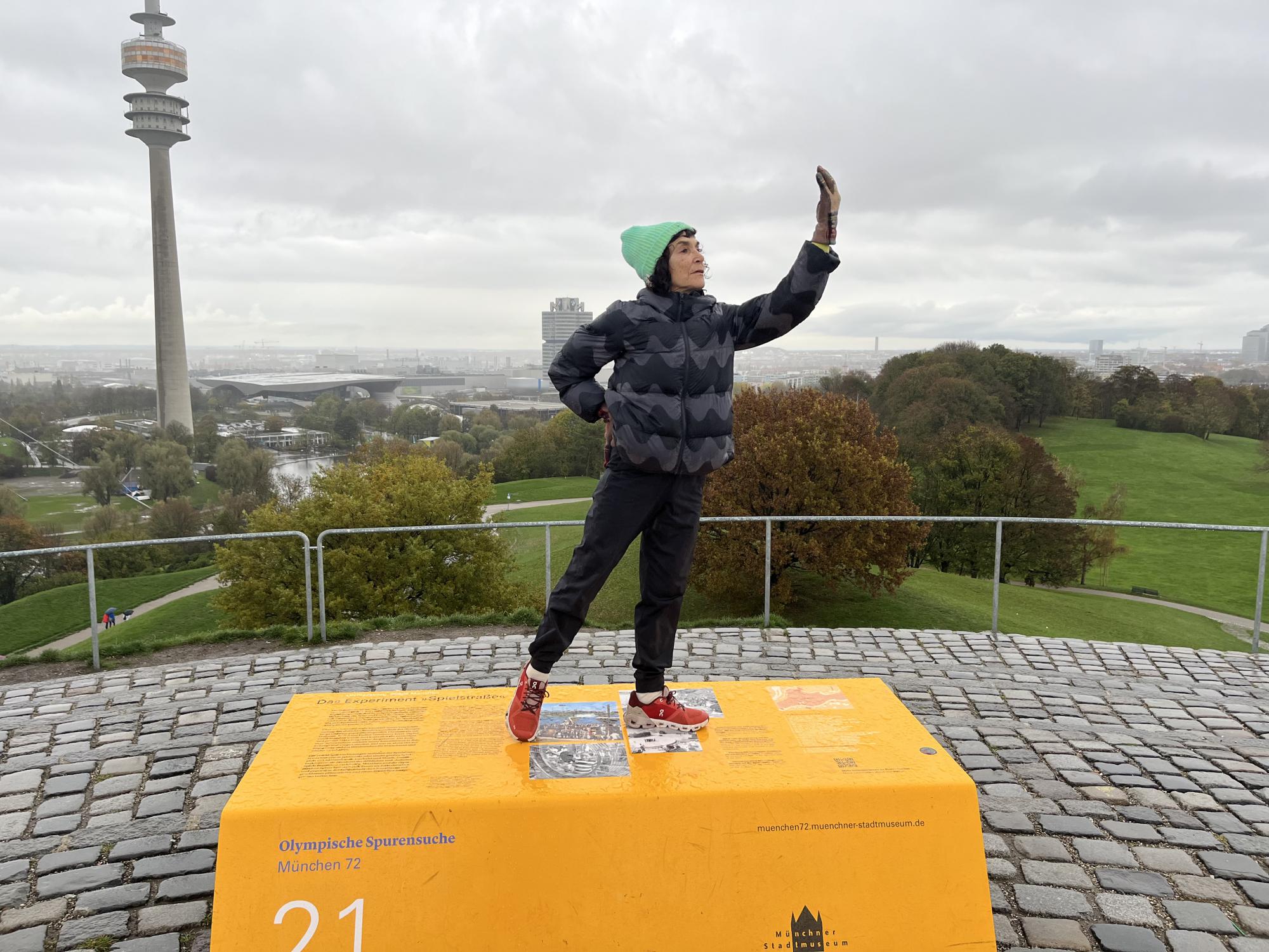 „Walking to present“ von Jody Oberfelder