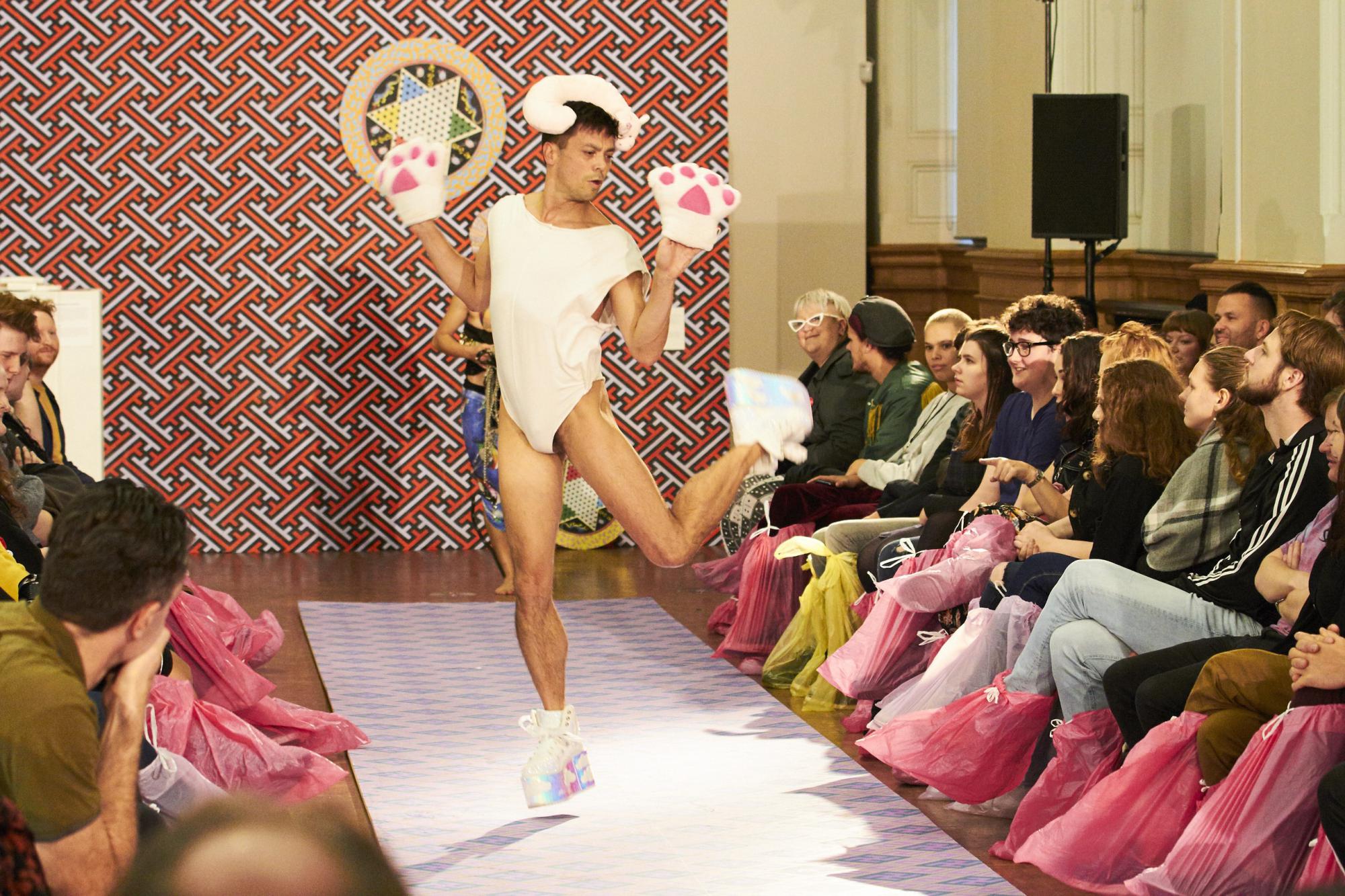 „Make Banana Cry“ von Andrew Tay &amp; Stephen Thompson