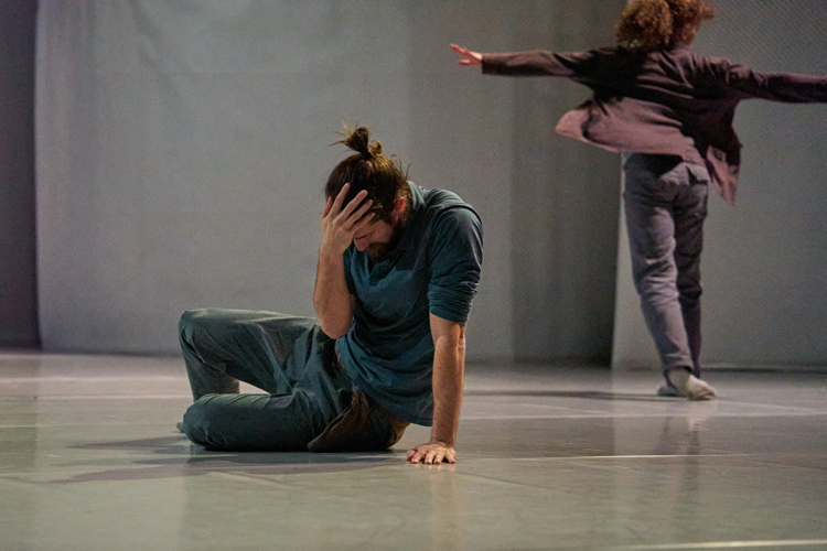 „episodes of glam + gutter“ von micha purucker. Tanz: Michal Heriban, stehend: Anise Smith