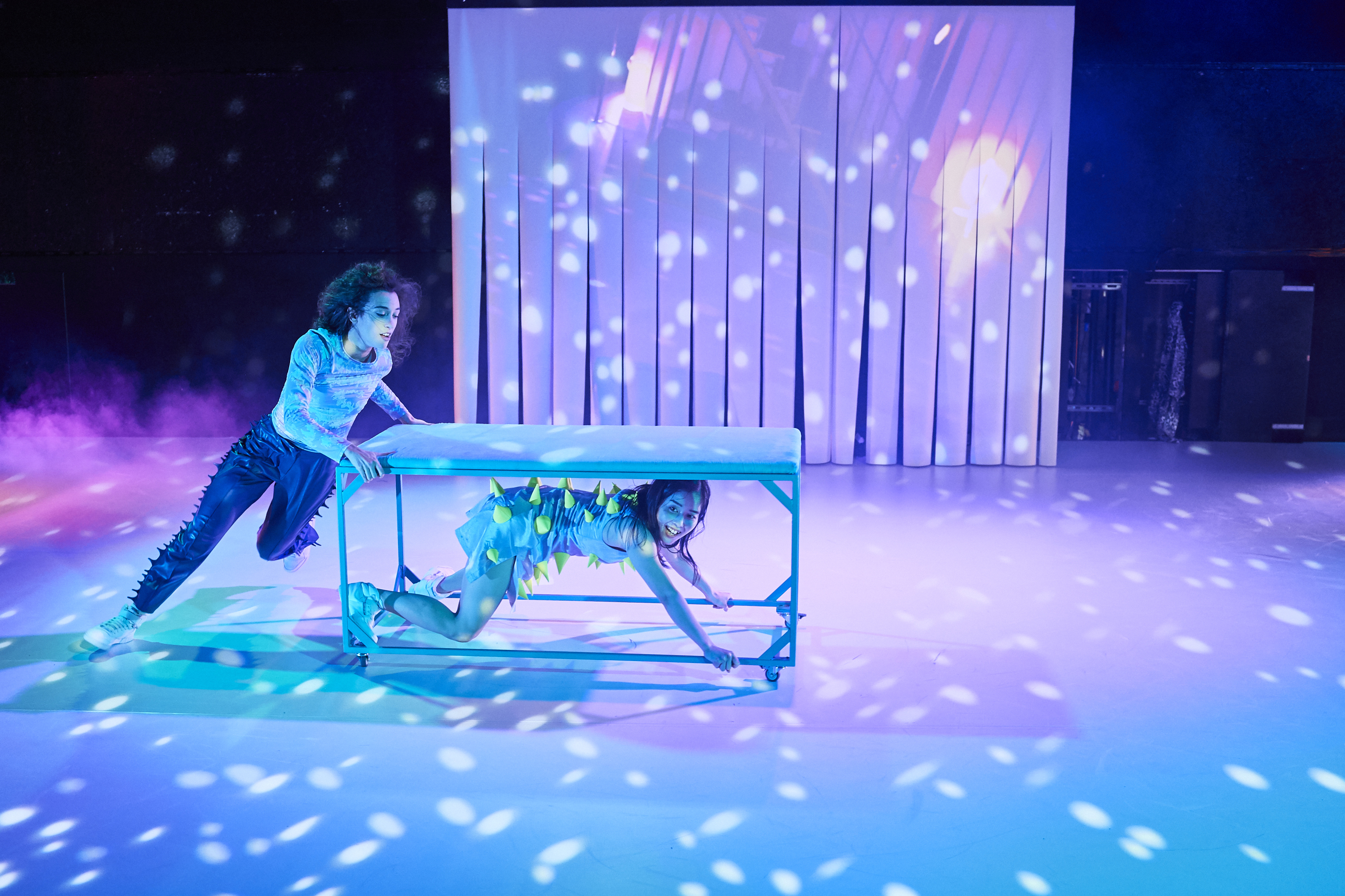 „Hello Stranger“ von Wagner Moreira: Fátima López Garcia und Momoe Kawamura