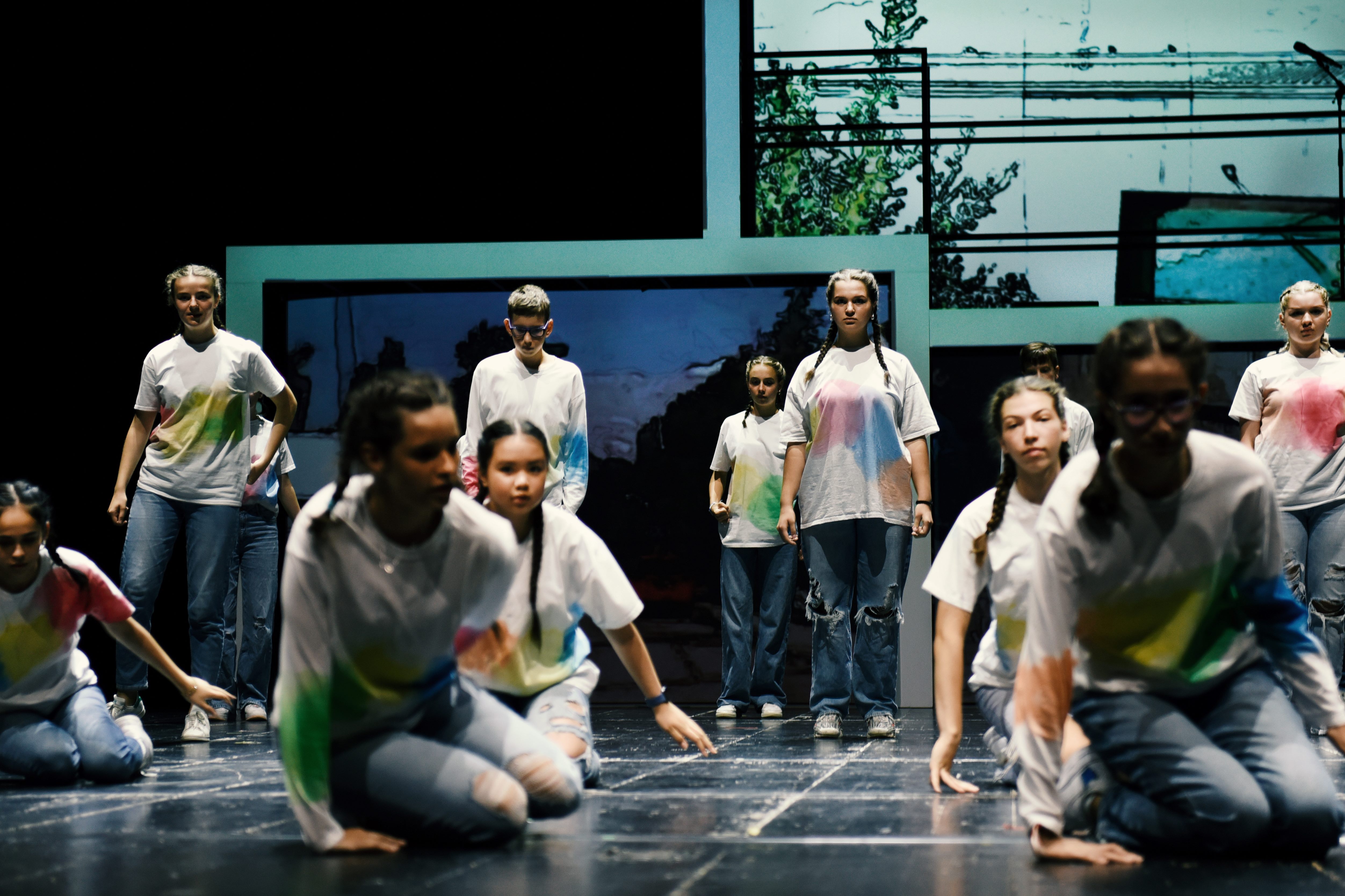 „Fokus Tanz“. Tanzprojekte in Schulen – Bühnenprojekt mit Schüler*innen des Münchner Heinrich-Heine-Gymnasium