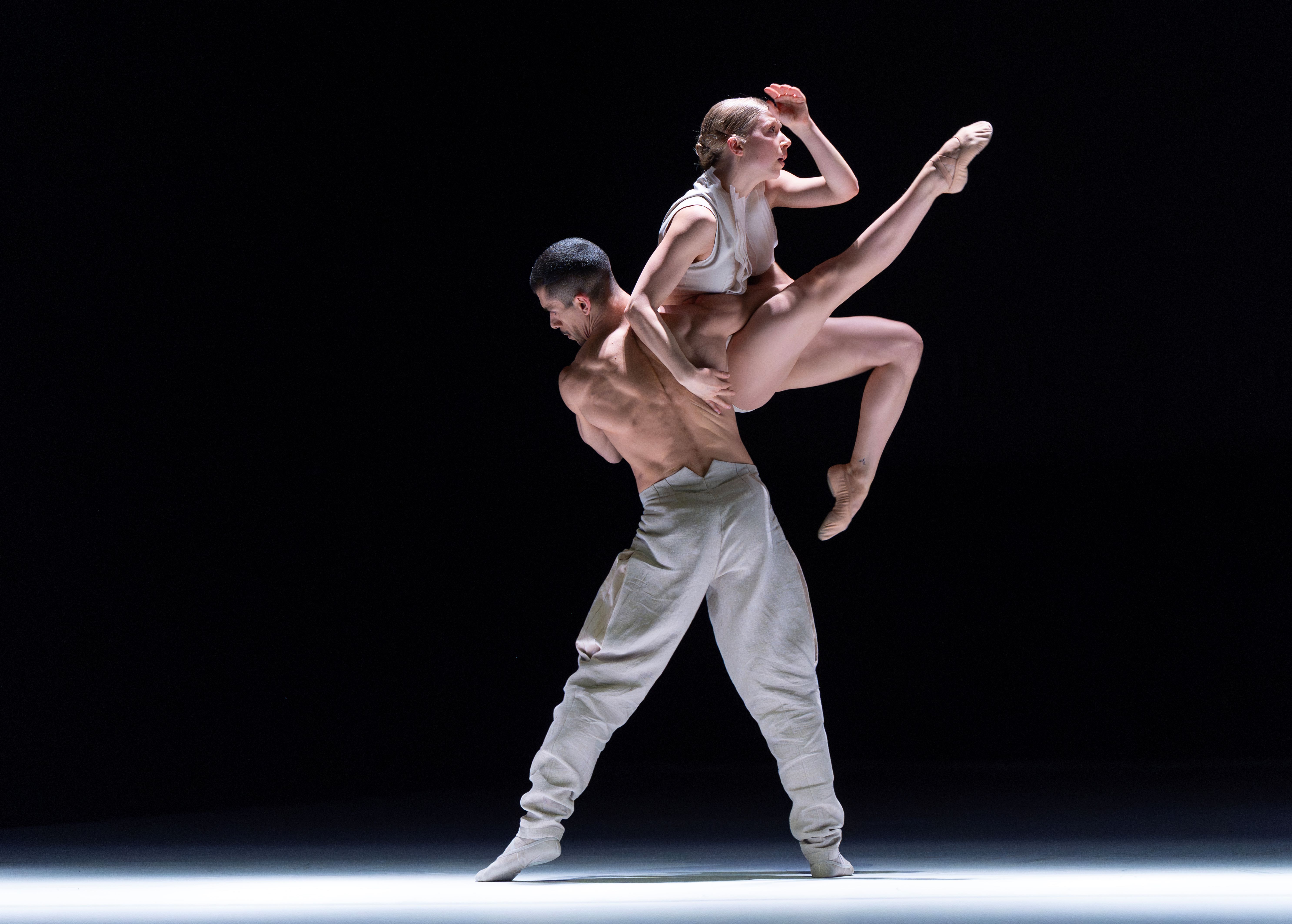 Tanzabend „Maillot/León &amp; Lightfoot“, „Stop-Motion“ von Sol Léon &amp; Paul Lightfoot, Tanz: Lucas Axel, Lisa Van Cauwenbergh am Staatstheater Nürnberg Ballett