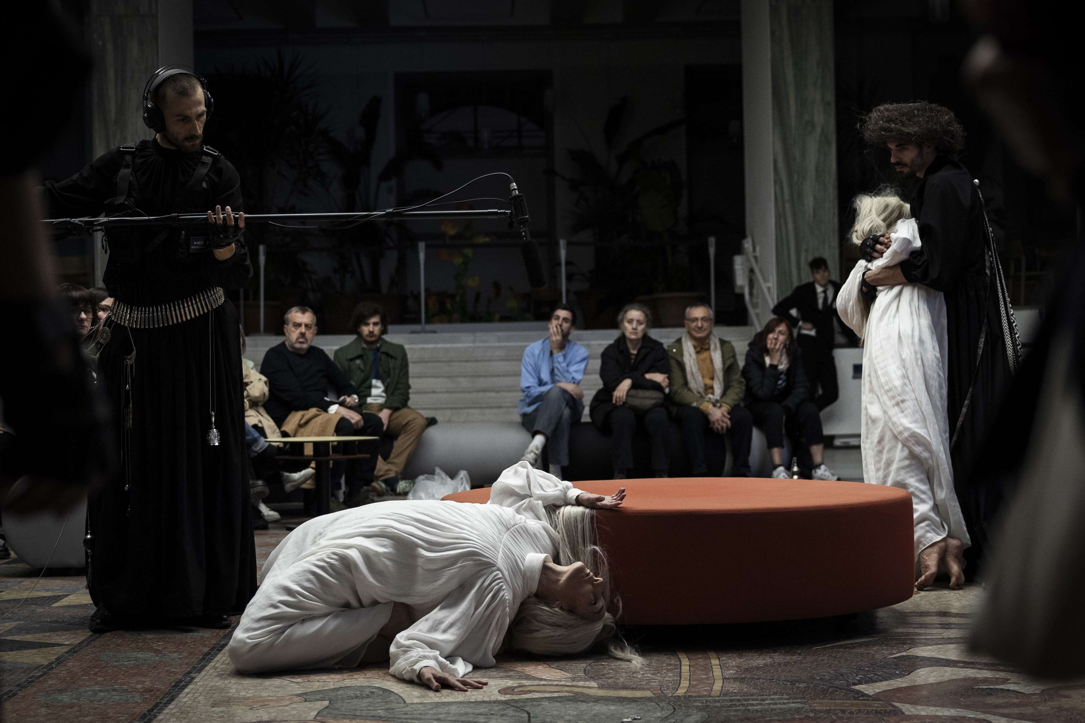 „La Veronal: TOTENTANZ – Morgen ist die Frage“ von Marcos Morau beim International DANCE Festival München, Tanz: Ensemble La Veronal