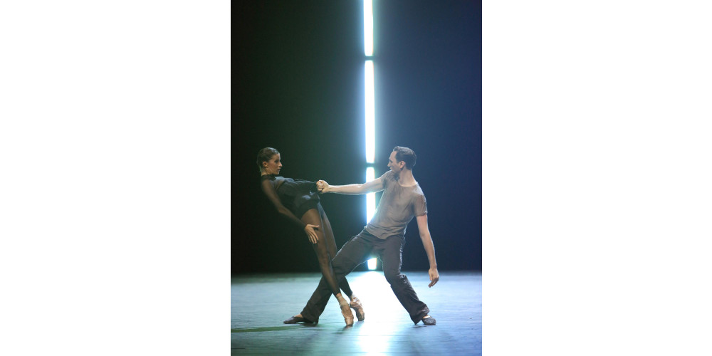 Zuzana Zahradníková und Léonard Engel in „UNITXT“ von Richard Siegal