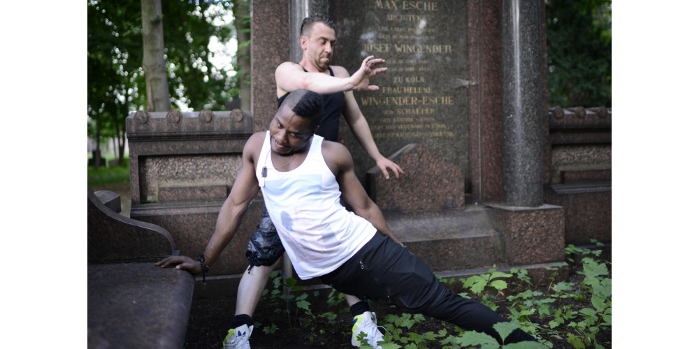 „La nouvelle pensée noire (Das neue schwarze Denken) – Chefferie“ von Gintersdorfer / Klassen