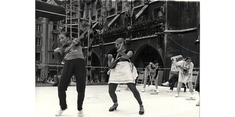 Jessica Iwanson und Barbara Kaufmann auf dem Marienplatz