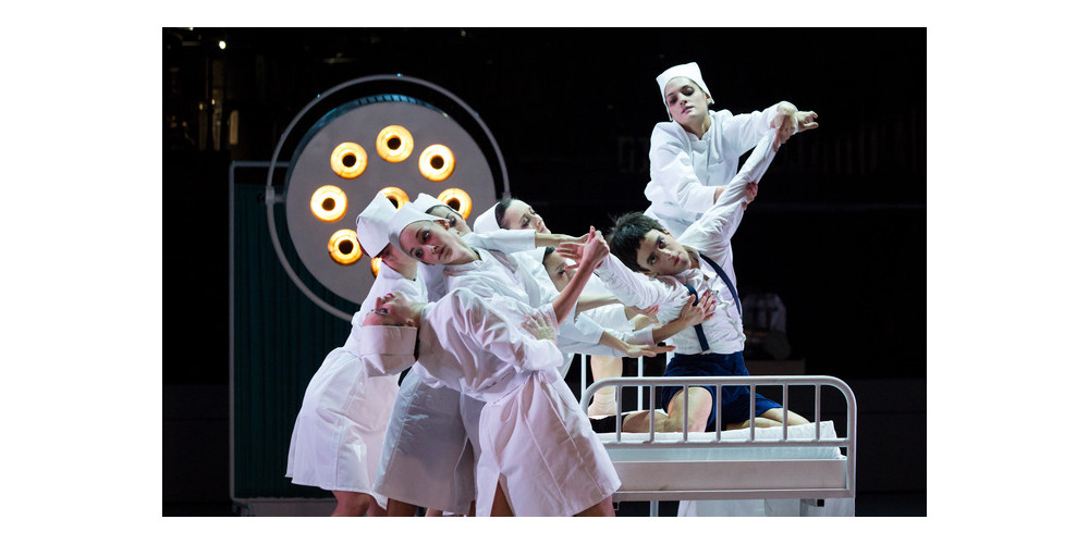 „Schlagobers“ am Gärtnerplatztheater München: Javier Ubell als Neffe, Anna Calvo, Ariella Casu, Marta Jaén, Isabella Pirondi, Roberta Pisu, Sandra Salietti, Rita Barão Soares als Krankenschwestern