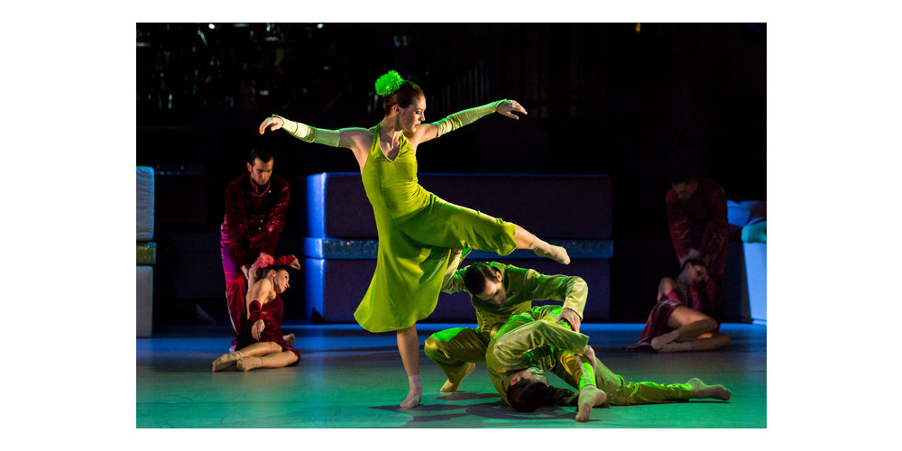 „Schlagobers“ am Gärtnerplatztheater München: Giovanni Insaudo als Don Zuckero, Rita Barão Soares als Prinzessin Praliné, Marta Jaén als Prinzessin Teeblüte, Russell Lepley und Alfonso Fernández als Marzipane, Francesco Annarumma und Isabella Pirondi als Quittenwürstchen