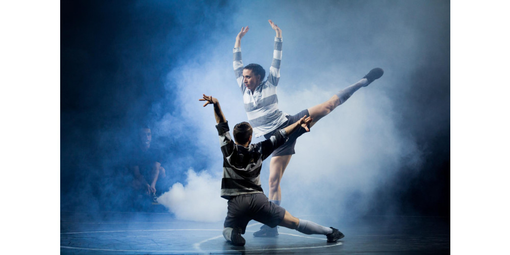 HATTRICK »A Dance Tribute to the Art of Football« Choreografie Jo StrømgrenTänzer Matteo Carvone, Rita Barão Soares