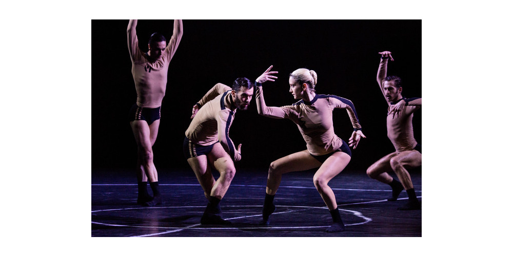 HATTRICK »VERSUS STANDARD« Choreografie Jacopo GodaniTänzer Davide Di Giovanni, Giovanni Insaudo, Sandra Salietti, Russell Lepley