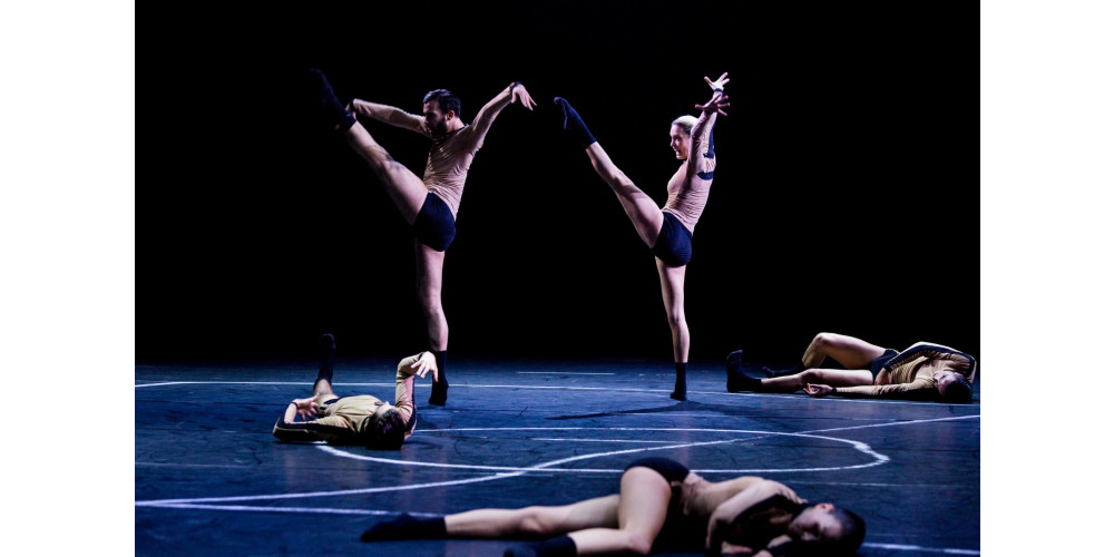 HATTRICK »VERSUS STANDARD« Choreografie Jacopo GodaniTänzer Russell Lepley, Giovanni Insaudo, Sandra Salietti, Anna Calvo, Isabella Pirondi