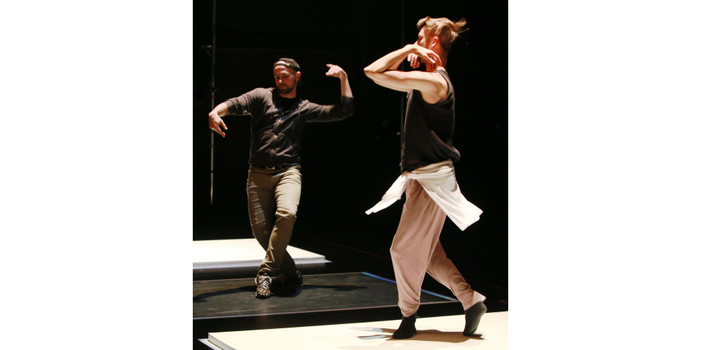 „Antigone Sr Twenty Looks or Paris is Burning at the Judson Church“ von Trajal Harrell (L)