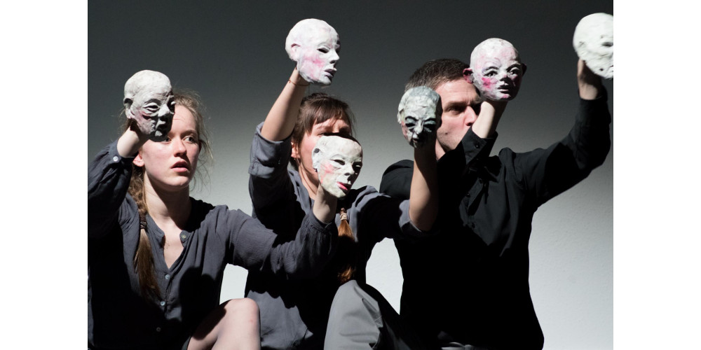 „Die Tänzerin von Auschwitz“ von Bianca Sue Henne und Jutta Ebnother. Tanz: Joy Kammin, Caroline Kühner und Olaf Reinecke