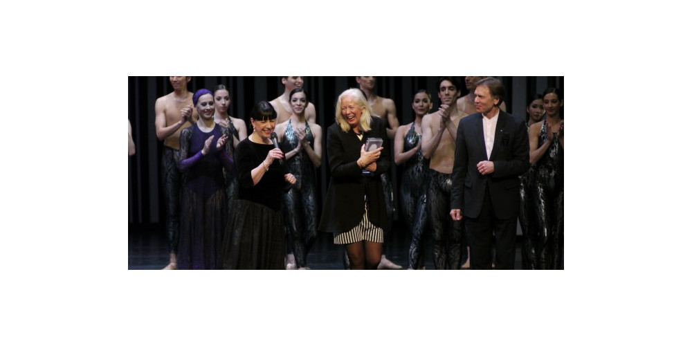 Irène Lejeune überreicht einen ihrer jährlichen Ballettpreise an Bettina Wagner-Bergelt