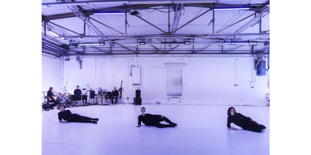 „TEXT NECK“ von Moritz Ostruschnjak 