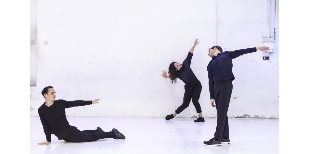 „TEXT NECK“ von Moritz Ostruschnjak 