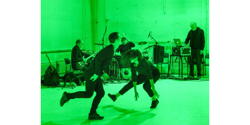 „TEXT NECK“ von Moritz Ostruschnjak 