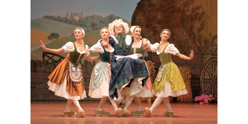 „La Fille mal gardée“ von Frederick Ashton; Vittorio Alberton und Ensemble