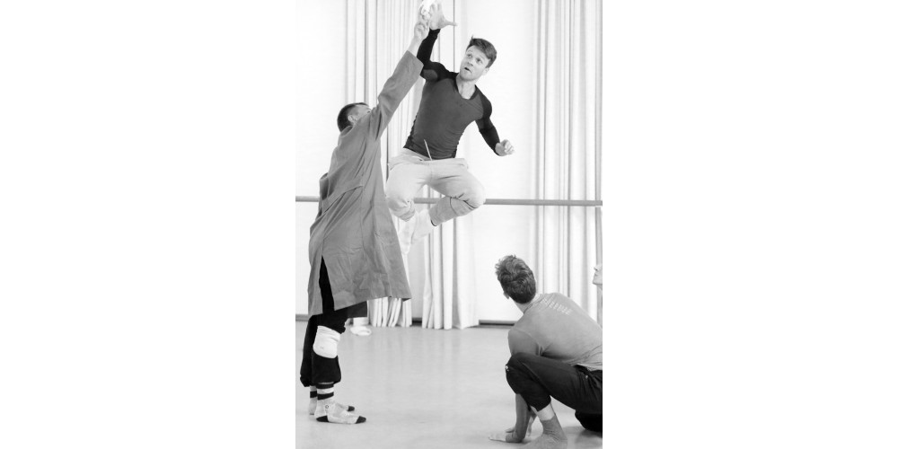 Dustin Klein bei der Probe für den Abend „Junge Choreographen“. Tanz:  Luis Lüps, Dustin Klein und Matteo Dilaghi