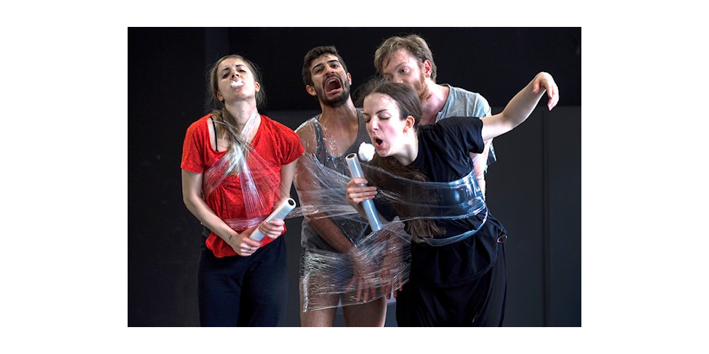 „Mondo Paradiso“ von Posterino Dance Company. Tanz: Annalisa Piccolo, Bernardo Pereira Ribeiro, Clara Plausteiner, Gabriel Wanka