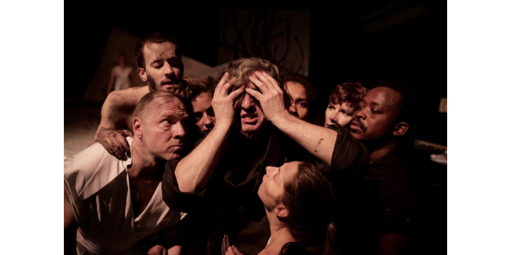 „Die Backchen - Lasst uns tanzen“ von Wim Vandekeybus