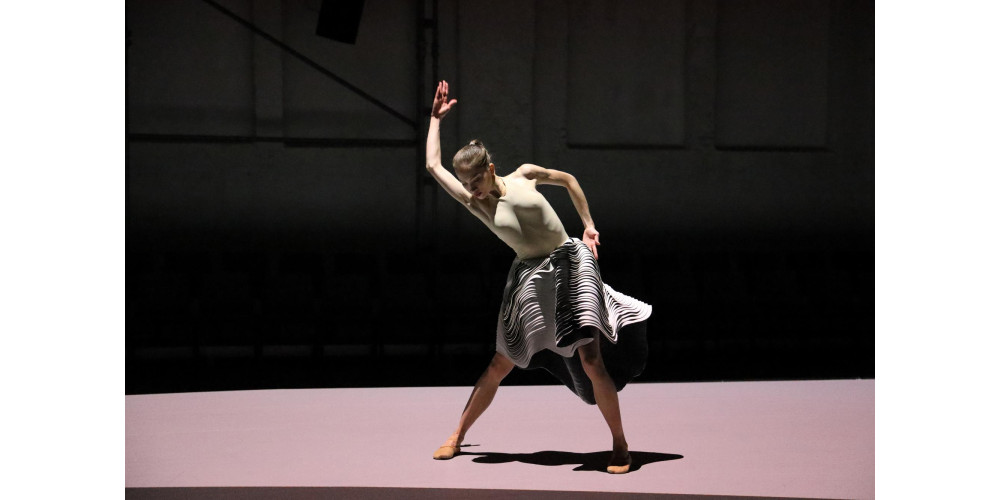 „Duo“ von Nanine Linning. Tanz: Polina Bualova