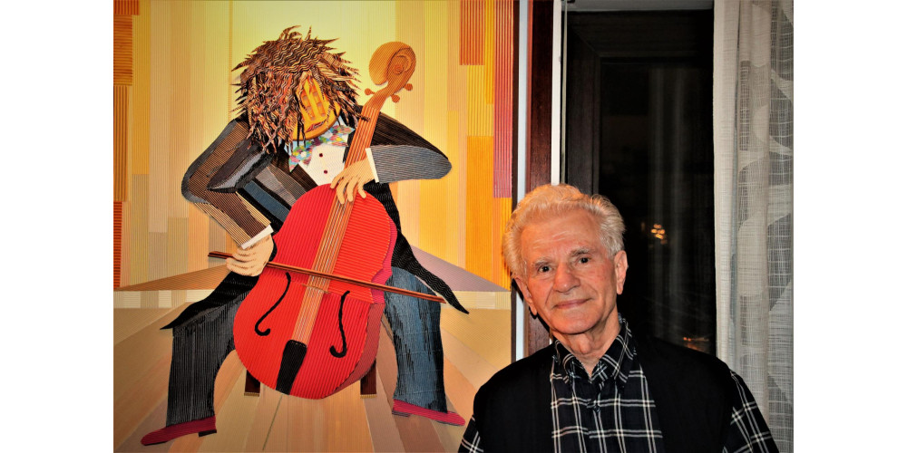 Ivan Sertić vor seiner Collage, dem Cellospieler