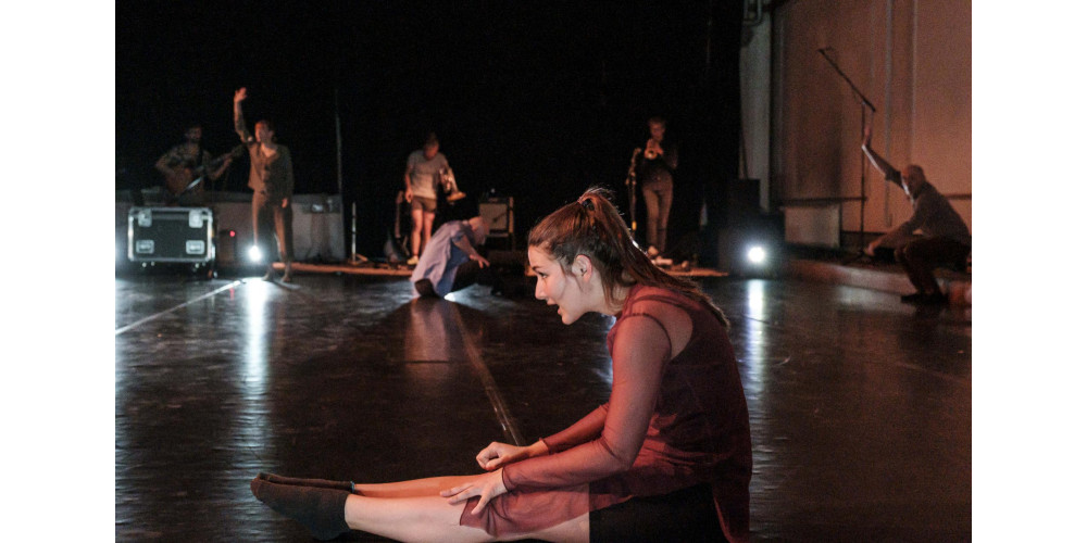 „Our Daily Post“ von Katja Wachter. Mit: Luiza Monterio, Leonhard Kuhn, Katja Wachter, Lukas Bamesreiter, Helmut Ott, Matthias Lindermayr, Ludger Lamers