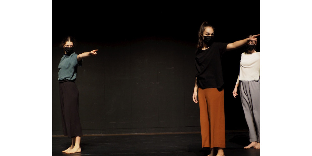 Vorstellung „Stückchenweise“ aus der Black Box, Gasteig Dez. 2020 (Hella Dräger, Letitia Conduto, Nina Buholzer)