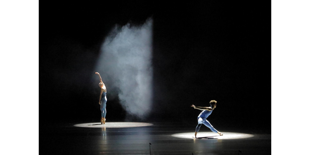 Bayerisches Junior Ballett München: Phoebe Schembri und Jacopo Iadimarco in „Stimmenstrahl Trio“ von Maged Mohammed