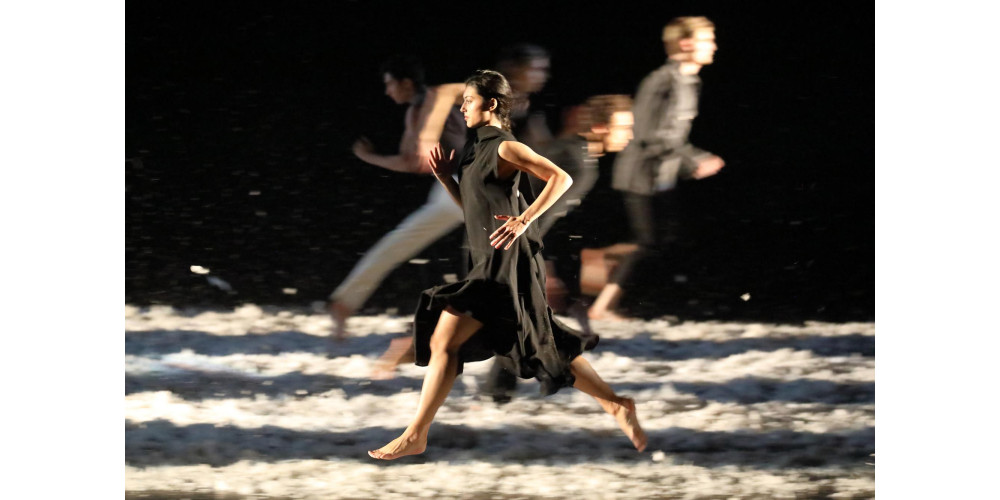 Bayerisches Junior Ballett München: Anna Greenberg in „UnHeaven“ von Martina La Ragione