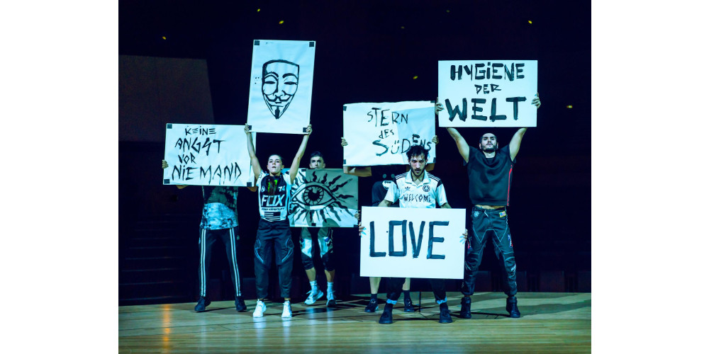 YESTER:NOW von Moritz Ostruschnjak