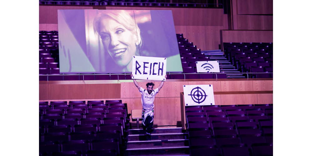 YESTER:NOW von Moritz Ostruschnjak