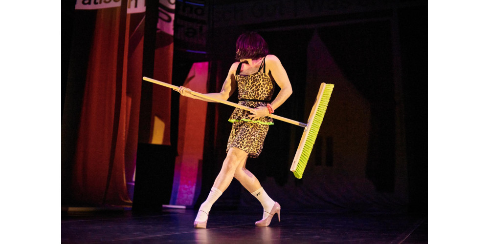 „Asymmetrical Encounters“ von Rosalie Wanka